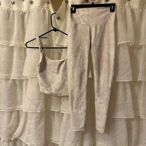 Women's Old Navy Powersoft Active Cream Snake Print Leggings and Top Set